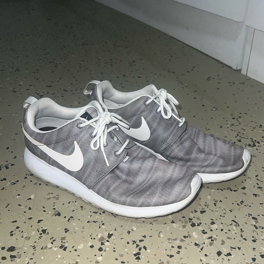 Nike Roshe Unisex Gray Shoes